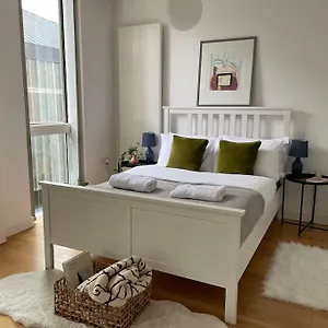 https://shoreditch-cosy-flat-next-to-van-gogh-exhibition.cambridgehotelsuk.com